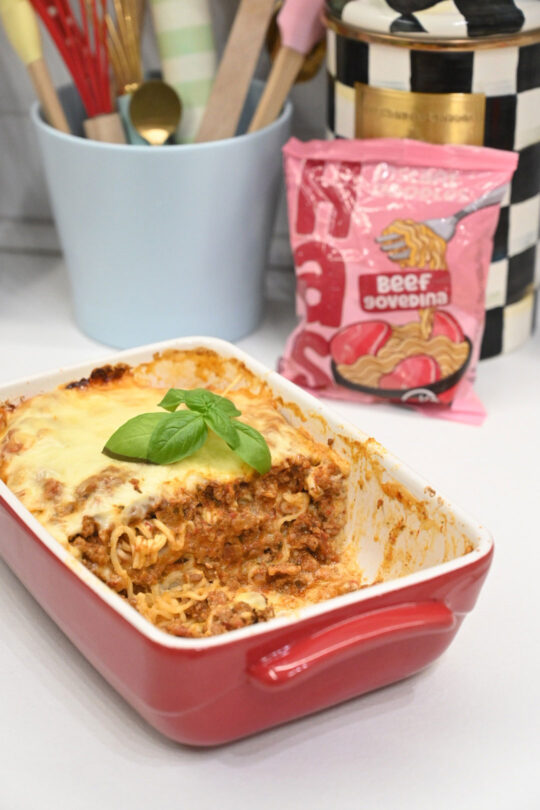 Bolonjeze sos sa mlevenim mesom i HAS nudlama, servirano u tanjiru