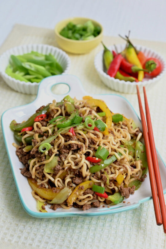 Kineske nudle iz Kulpina sa povrćem i HAS nudlama u tanjiru